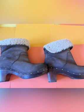 UGG BOOTS LYNNEA SHEEPSKIN SUEDE WOOD SOLES Size 8 Brown Color